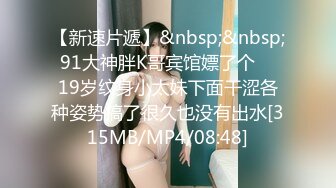 极品尤物网红小姐姐黑框眼镜细腰贫乳美腿，跳蛋塞穴摇摆假屌抽插淫骚直流