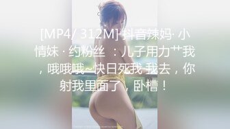 《极品CP魔手外购》色胆包天坑神潜入某公司女厕独占坑位隔板缝中实拍超多美女小姐姐方便，脸逼同步前后拍太顶了 (17)