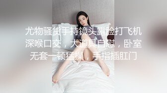 白牛仔裙美女内裤勒进屁股里