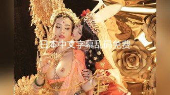 新婚小夫妻客廳啪啪,墻上掛著結婚照,貼著白頭偕老,真應景