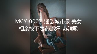 新流出国内厕拍牛人八月份作品商场隔板女厕露脸偷拍几个妹子嘘嘘第一个售货员有所察觉差点被她发现