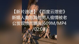 大胆在公厕公然自慰