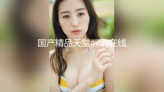 红衣少妇蹲下开始玩手机蹲了十几分钟也不怕腿麻蹲功真好