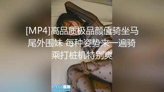 满满的生活气息，车震刺激寻常不易啊！楼下男女看客都激情死了，摄像头拉近点近点，伸手深喉叼嗨 爽爆！