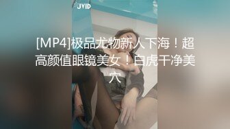 邪恶二人组下药迷翻美少妇换上各种丝网轮流玩大肥B