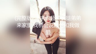 学校女厕偷拍漂亮学妹 想把手机伸进去拍她的脸 被发现了来一脚 辛亏躲的快不然摄像头都踢坏了