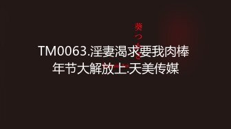 笑容很灿烂的漂亮小姐姐 拿着手机播放A片，声音很大 和男友一起看 忍不住抚摸对方 互啃进入状态