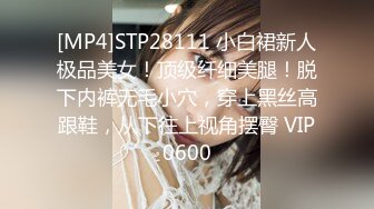 [MP4/ 919M] 苗条贫乳小姐姐被眼镜男各种操，骑乘抽插后入撞击，边后入边给旁边小哥打飞机