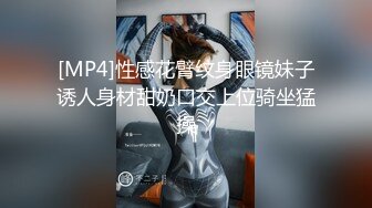 (11)清纯无毛肥鲍鱼妹子，丝袜裆部烂了个洞，还在厕所补妆擦口红