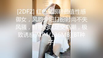 剧情演绎勾搭宾馆做保洁的阿姨，在床上扒光了吃奶子玩逼，压在身下爆草各种姿势蹂躏，享受大鸡巴的抽插呻吟