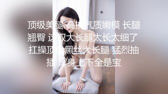 骚熟女好姐姐拉闺蜜下水直播，让小哥玩双飞，强硬扒光鸡巴塞她嘴里口交，大鸡巴插进去就乖巧了，全射她嘴里