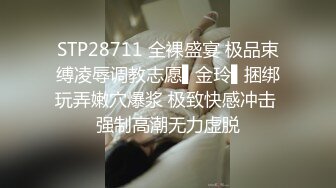 脸上红扑扑极品御姐居家发骚，带子情趣装开档黑丝，坐椅子上抬起双腿假屌爆插，这姿势太爽了，受不了全是颤抖