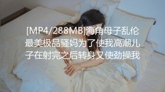 [MP4/ 1.09G] 十二月新流出大神潜入水上乐园更衣间四处游走偷拍把毛巾裹在头上样子有点搞笑