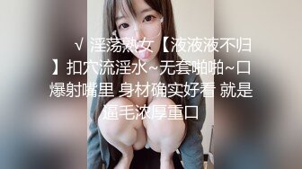 年轻的小老板娘又在店里发骚，吧台内漏出骚逼诱惑狼友，跟小哥激情啪啪深喉口交舔逼玩弄，无套抽插口爆吞精