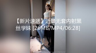 姐姐露脸，干完表姐让表姐躲柜子里看我干亲姐姐，而且内射哦！还有舔表姐脚脚