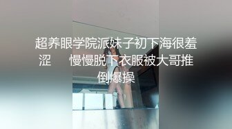 性感篮球宝贝比基尼制服几天不操，趴在桌子上，撅起小屁股把她粉嫩的小穴塞满！