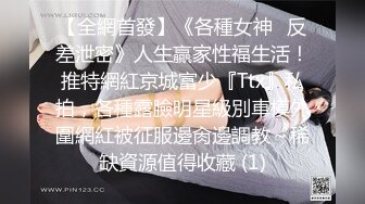 被大哥草服的小女人，全程露脸舔弄大鸡巴样子好骚，被大哥无套爆草，各种体位蹂躏抽插，射在肚子