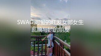 监控偷拍变态男 恋物癖偷蹲楼道 疯狂舔鞋十分钟 重点是他竟然 左腿黑丝右腿白丝 够奇葩啊！