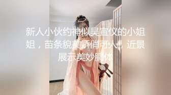 长发美女雪儿粉和男粉丝在网吧厕所约啪，爽到高潮但不敢叫出