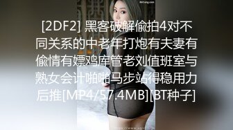 金色短发小骚货 婚纱情趣装操逼 撩下衣服揉捏奶子 埋头舔屌 扒开丁字裤后入