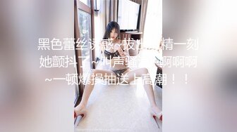 剛生完寶寶的爆乳美嬌妻和老公婚床上啪啪,床頭墻上還掛著結婚照