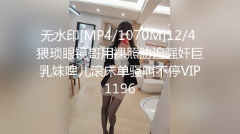 颜值网红脸妹子，道具自慰特写私处外阴有点黑，但是里面还是粉红的蝴蝶逼水水很多