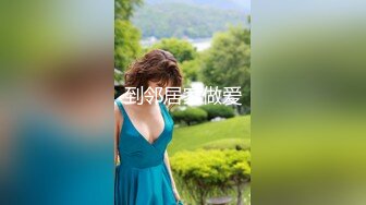 上面在玩吃鸡下面美女吃JB ，极品美女趴在桌子下口交 ，吸吮大屌用脚磨蹭小穴 ，顶级蜜桃臀 ，骑乘抽插1080P高清