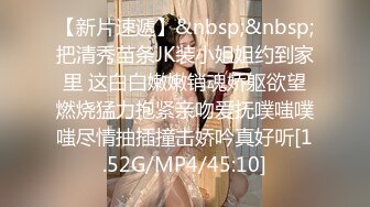 苗条身材的小脸美女，穿搭时尚，两条腿很有美感，跟着进去拍她脱裤子尿尿，逼逼有点干燥啊 看来性生活最近少了!