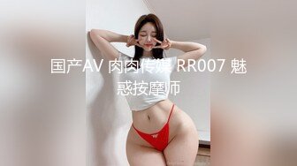 离异多年的朋友妈妈一边被后入爆操，一边和相亲对象聊着天，肥逼包裹的太紧，几次都差点射出来，太刺激了