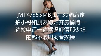 就抠个小穴就骚成这样了