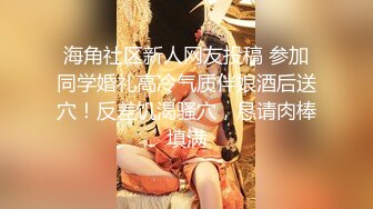 甜美小少妇跟好姐妹在床上撩骚，边玩游戏边直播赚外快，揉奶抠逼淫水多多自己舔让狼友刷礼物买屁股精彩刺激