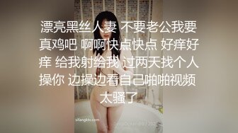 在自己家里，与贫乳姑娘独处，无意间看到她的咪咪，胯下肉棒禁不住勃起