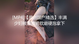 长发飘飘新人大奶美女，妖娆抚媚穿上肉丝，揉捏奶子很柔软，隔着丝袜摸穴，微毛粉穴超肥，扣弄水声哗哗