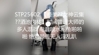 热情的性与美丽的宝贝在她的黑色礼服