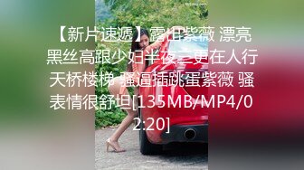 身材苗条追风少女，路上见到正好尾随她一起上厕所，拍下了她奇怪的阴穴，紧张啊!