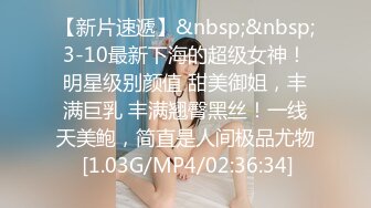 风韵犹存的阿姨型熟女，独居家里裸舞走T秀，香艳的脸蛋好想狠狠艹她，走路太风骚了这阿姨！