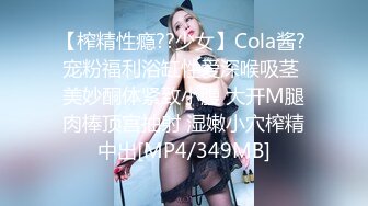 穿裙子小黄衣的清纯美女，看着实在有兴趣，就跟其后进去看她尿尿 小毛毛挺性感，森林的洞口也不错！