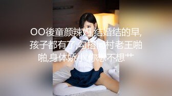 专找丶阿姨玩两小伙3P肉肉熟女，拨开内裤揉搓口交，跪在沙发上后入大屁股，上位骑乘抬腿侧入