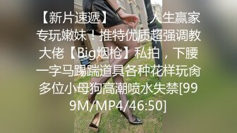 办公楼女厕全景偷拍美女同事的小黑鲍 靠她竟然没穿内裤