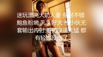 变态男躲女厕偷拍美女上厕所