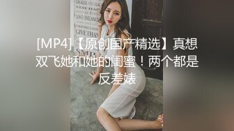 虽然带了口罩，还是能辨别绝对是美女，鲍鱼很美，主动掰穴里面很粉，夹着腿大屁股十足诱惑