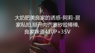 [MP4/ 636M] 已婚骚人妻家里没人陪狼友发骚，农村大院屋里骚完院里骚，听狼友指挥互动撩骚揉奶玩逼看特写