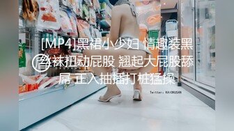 晚上趴窗户TP高颜值胸型很美的白领姐姐洗香香