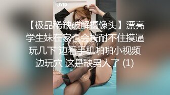 大胆牛人尾随偷拍回家的❤️性感连衣短裙高跟长腿美艳少妇在她儿子面前将手机直接塞裙底开电筒拍非常刺激