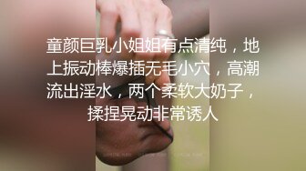 骚母狗坐着假鸡巴 嘴里还吃着一根