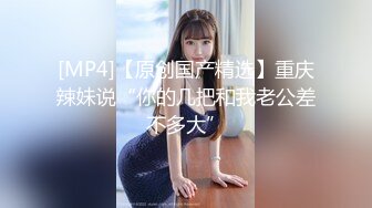 景区厕所偷拍制服美女导游上厕所