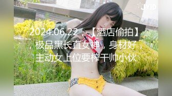 穿黑丝的女友和单男前戏