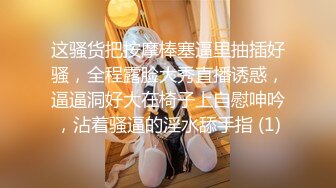 小美女已经受不了了 倚着桌角在干什么呢