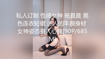 网红女神隔着内裤道具震穴，大奶多毛肥穴，特写震得爽翻