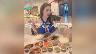 大神直接闯入女厕偷拍妹子的大黑B还故意拍脸让她发现